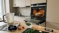 Hähnchenauflauf aus dem Mixer mit Erbsen und Joghurt: Der kleine Trick für zarte, cremige Ofentage