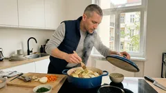 Strudla mit Kohl und Fleisch: Deftiger Schmortopf mit gedämpften Teigstücken – und der kleine Kniff für extra Aroma