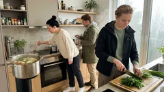 So schmeckt Frühling: Kräuter-Frühlingssuppe mit zarten Hähnchenfrikadellen und Frischkäse